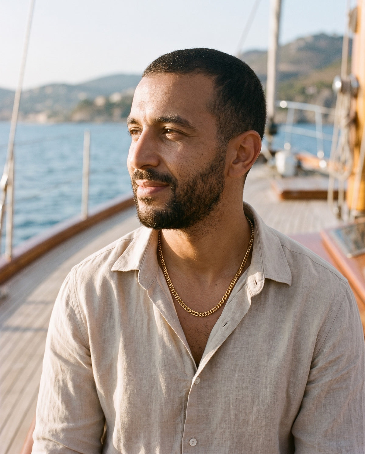 Man wearing the Marco Maveri Franco Link Chain Necklace by the sea, Gold