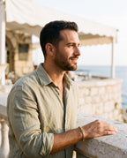 Man wearing the Marco Maveri Geometric Link Byzantine Bracelet by the sea, Gold