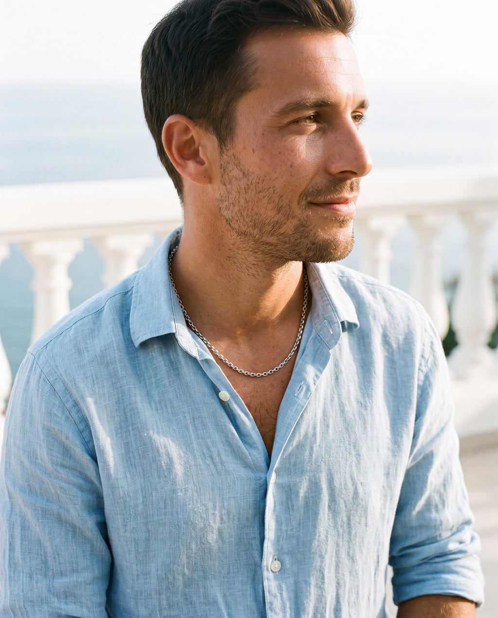 Man wearing the Marco Maveri Polished Cable Link Chain Necklace by the sea, Silver